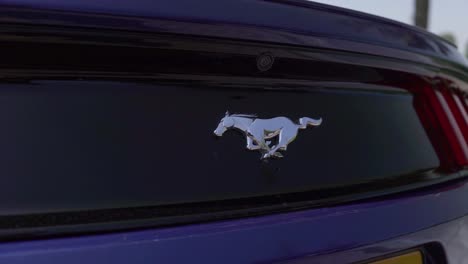Vista-Cercana-En-Cámara-Lenta-Del-Moderno-Logotipo-De-Ford-Mustang-En-Un-Automóvil-Deportivo