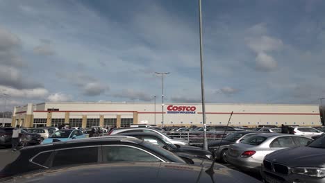 Watford-Costco-Parkplatz-Voller-Fahrzeuge