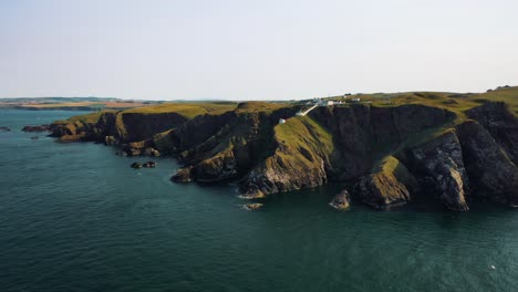 Luftaufnahme-über-St.-Abbs:-Schottlands-Berühmte-Klippen-Und-Küstenschönheit