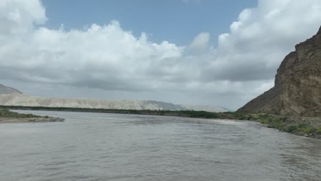 Drone-Vuela-Sobre-El-Río-Hingol-Baluchistán---Parque-Nacional