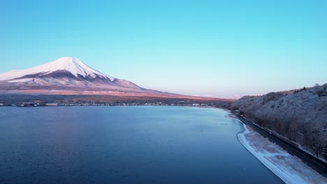 Camino-Rural-En-Japón-Junto-Al-Lago-Con-El-Monte-Fuji-Y-El-Bosque-Nevado