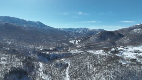 Luftaufnahme-Eines-Verschneiten-Tals-In-Japan-In-Der-Nähe-Der-Region-Nagano-Myoko-Yamanochi