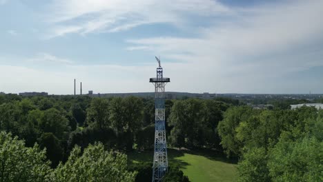 Luftaufnahme-Des-Fallschirmturms-Im-Park