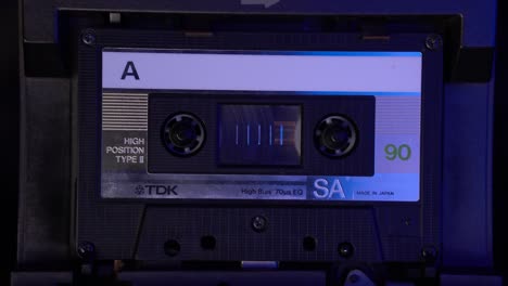 Audiokassette-Tate-Von-Anfang-An-Abspielen,-Einlegen-Und-Starten,-Nahaufnahme
