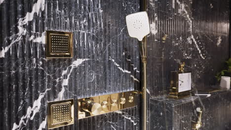 Accesorios-De-Baño-De-Latón-Dorado-De-Lujo-En-Una-Pared-De-Mármol-Estriado