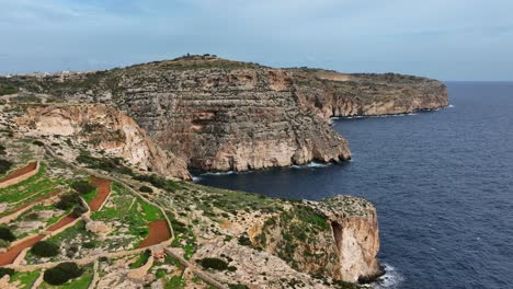 Luftaufnahme-Einer-Drohne-über-Der-Blauen-Grotte-In-Malta