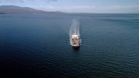 Buque-De-Suministro-Offshore-Navegando-Por-El-Mar-De-Tasmania-En-La-Isla-De-Bruny,-Tasmania,-Australia