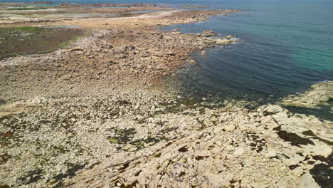 Incline-Hacia-Arriba-Una-Idílica-Vista-Al-Mar-Rodeada-Por-Una-Costa-Escarpada