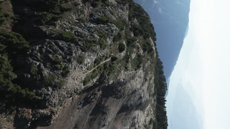 Luftaufnahme-Der-Wanderwege-Auf-Dem-Goat-Ridge,-Squamish,-BC,-Kanada-Mit-Howe-Sound-Im-Hintergrund