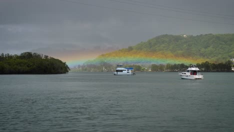 Arco-Iris-Sobre-Barcos-Amarrados-En-El-Río-Tweed,-En-El-Norte-De-Nueva-Gales-Del-Sur,-Australia