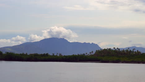 Bootsfahrt-Nadi-Nausori-Hochland-Tourismus-Fidschi-Suva-Garteninsel-Taveuni-Morgen-Berggipfel-Tropische-Insel-Palme-Kokosnussbaum-Morgen-Bewölkt-Blauer-Himmel-Ruhige-Bucht-Ufer-Korallenküste-Parallaxe-Zoom