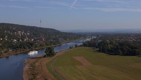 Großartiges-Luxus-Kreuzfahrtschiff-Auf-Einem-Ruhigen-Fluss