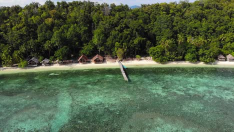 Türkisfarbenes-Und-Flaches-Meerwasser-Der-Insel-Kri,-West-Papua-In-Indonesien