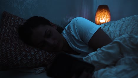 Frau-Nutzt-Smartphone-Statt-Schlafen-Zu-Gehen