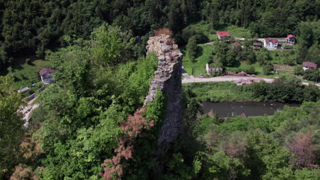 Pequeña-Parte-De-Los-Muros-De-Las-Ruinas-De-La-Fortaleza-Vinac-En-Bosnia-Y-Herzegovina.