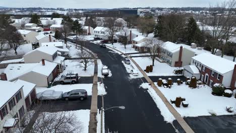 Amerikanische-Nachbarschaft-Während-Verschneiten-Wintertag