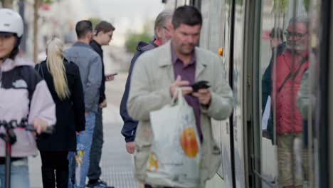 Menschen-Steigen-In-Zeitlupe-In-Eine-Straßenbahn-In-Der-Stadt-Brest-In-Frankreich-Ein-Und-Aus