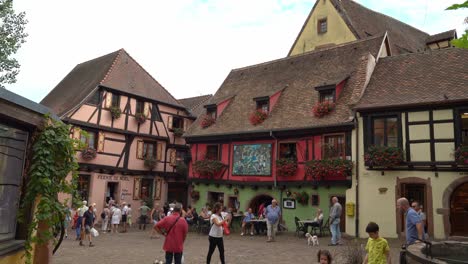Una-Atracción-Turística-Popular-Para-La-Arquitectura-Histórica-De-Riquewihr-Significa-Una-Gran-Cantidad-De-Visitantes