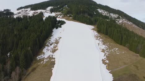 Estación-De-Esquí-De-Saalbach-hinterglemm-Con-Nieve-Derritiéndose-Por-La-Mañana,-Vista-Aérea