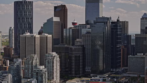 Calgary-Ab-Canada-Vista-Aérea-Con-Drones-V20-Con-Zoom-Sobrevuelo-Eau-Claire-A-Través-Del-Centro-Comercial,-Revela-Una-Emblemática-Torre-De-Observación-Escondida-Detrás-De-Imponentes-Rascacielos---Filmada-Con-Mavic-3-Pro-Cine---Julio-De-2023