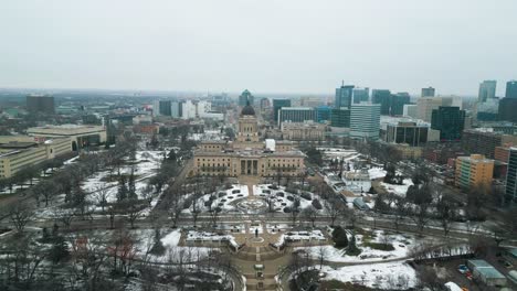 Lento-Decente-Amplio-Edificio-Histórico-Legislativo-Del-Centro-Aéreo-Winnipeg-Manitoba-Canadá-Durante-Una-Tarde-Brumosa
