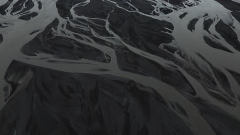 Formaciones-Abstractas-De-Ríos-De-Deshielo-Glacial-De-Borgarnes-Oscuros-En-Islandia