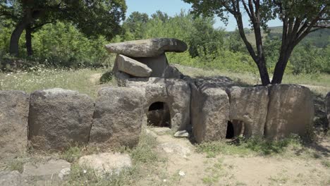 Ein-Blick-Auf-Das-Historische-Megalithgrab---Den-Dolmen-Von-Hlyabovo-In-Topolovgrad,-Bulgarien