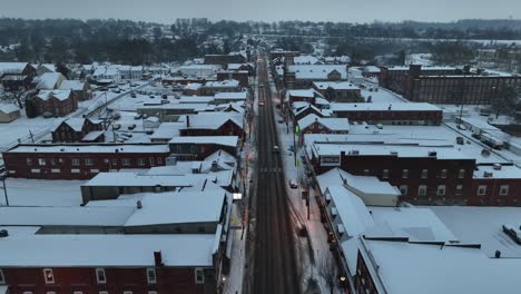 Schneebedeckte-Stadt-In-Der-Abenddämmerung