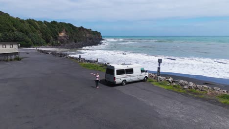Vorwärts-Drohnenansicht-Von-Freedom-Camping-In-Einem-Autarken-Wohnmobil-In-Neuseeland