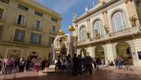 Timelapse-fast-motion-video-at-the-door-of-the-Dalí-museum-in-Figueras