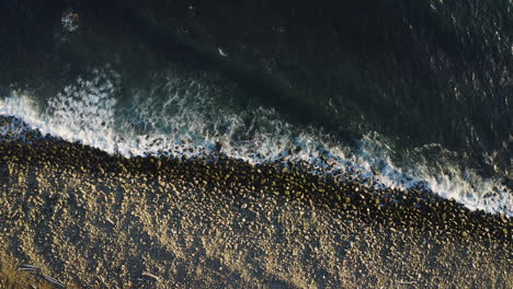 Alejamiento-Lento-Sobre-Una-Playa-Rocosa-En-La-Costa-De-Oregon,-Rompiendo-Olas-Del-Océano-Pacífico