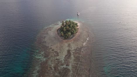 Drohnenclip-Auf-Den-San-Blas-Inseln-Mit-Einem-Segelboot,-Das-Auf-Einer-Abgelegenen-Insel-Vor-Anker-Liegt
