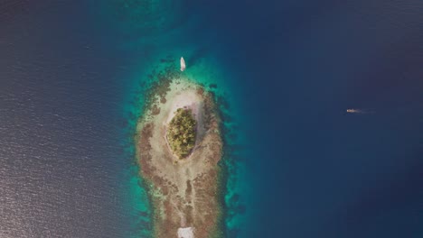 Drone-shot-from-a-remote-island-in-San-Blas-Archipelago-with-an-sailboat-anchored-on-the-beach