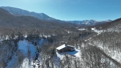 Toma-Aérea-De-Establecimiento-Del-Valle-Nevado-De-Japón-Cerca-De-La-Región-De-Nagano-Myoko-Yamanochi