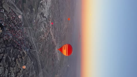 Heißluftballons-Fliegen-Mit-Wunderschönem-Sonnenuntergang-Im-Hintergrund