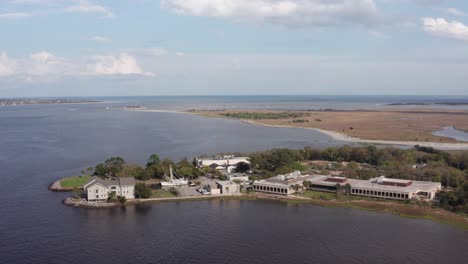 Nahaufnahme-Einer-Luftaufnahme-Von-Fort-Johnson-Mit-Fort-Sumter-In-Der-Ferne-Im-Hafen-Von-Charleston,-South-Carolina