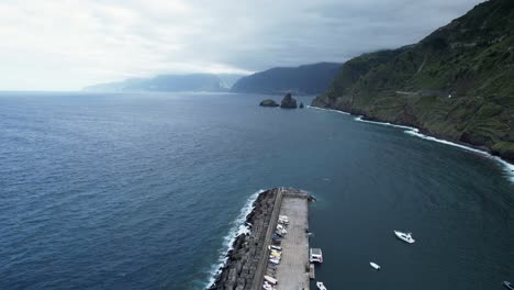 Vuelo-Sobre-El-Paseo-Marítimo-De-Madeira-A-Lo-Largo-De-La-Ladera-Costera-Hacia-La-Formación-Rocosa