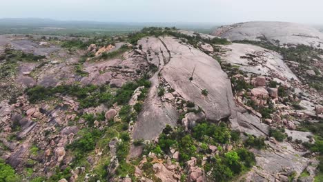 Enchanted-Rock-Dominiert-Die-Landschaft-Des-Texas-Hill-Country