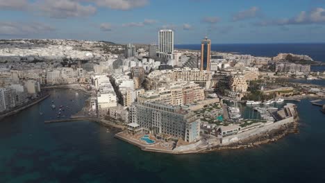 Una-Vista-Aérea-De-La-Ciudad-Costera-De-San-Julián-En-Malta-En-Una-Mañana-Soleada.