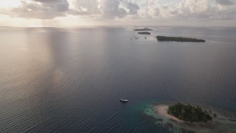 Clip-De-Drone-De-Un-Velero-En-Una-Hermosa-Puesta-De-Sol-En-Las-Islas-De-San-Blas-