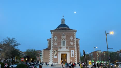 Wir-Sehen-Die-Pfarrei-Nuestra-Señora-De-Las-Angustias-Von-Vorne,-Den-Mond-Untergehend,-Und-Die-Menschen-Um-Sie-Herum