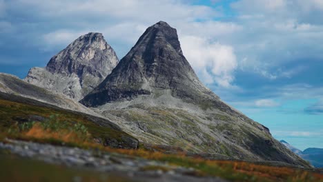 Graue-Berge-Ragen-über-Dem-öden-Tal