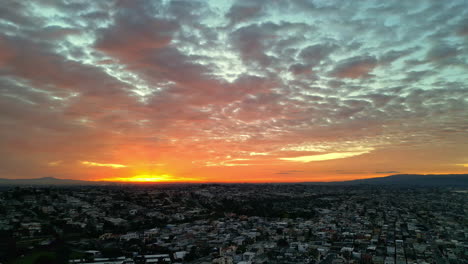 Vista-Aérea-Del-Amanecer-Sobre-La-Playa-De-Manhattan,-California,-Estados-Unidos,-Cielo-Colorido-Y-Edificios,-Disparo-De-Drone