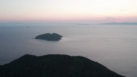 Sonnenuntergang-Luftaufnahme-Weiten-Landschaft-Drohne-Bei-Wakayama-Pazifik-Landschaft-Ruhiges-Wasser-Japan-Japanisches-Meer-Mit-Farbverlauf-Sonnenuntergang-Golden-Rosa-Skyline