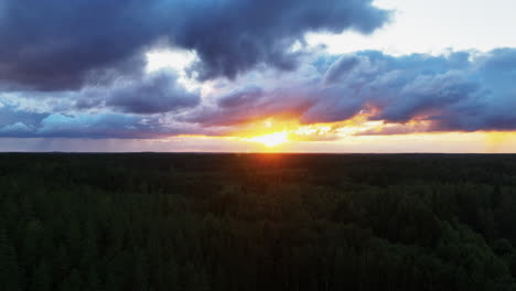 Luftaufnahme-Eines-Atemberaubenden-Sommersonnenuntergangs-Mit-Wolken-über-Nordischen-Wäldern