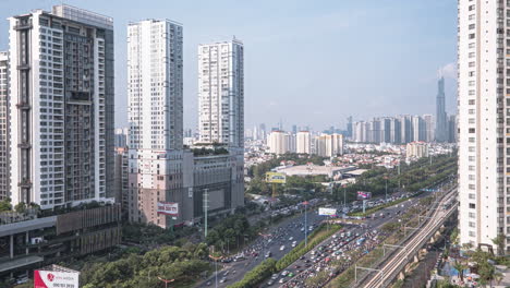 Stark-Befahrene-Straße-Entlang-Der-Hotels-Und-Apartments-Mit-Landmark-81-In-Der-Ferne-In-Ho-Chi-Minh-Stadt,-Vietnam