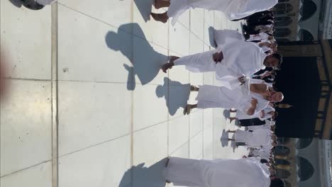 Vertikales-Video-Eines-Umrah-Pilgers,-Der-Ein-Foto-Der-Kaaba-Macht
