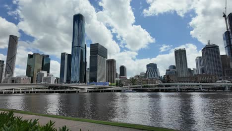 Horizonte-De-La-Ciudad-Con-Rascacielos,-Un-Puente-Sobre-Un-Río-En-Una-Gran-Ciudad-En-Australia
