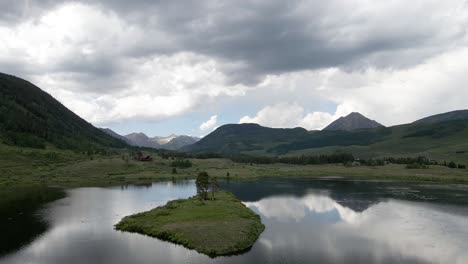 4K-Drohnen-Luftaufnahmen-über-Dem-Peanut-Lake-Im-Crested-Butte-Rocky-Mountains-Colorado-Sommer