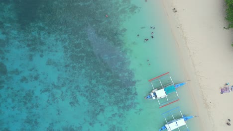 Luftaufnahme-Eines-Atemberaubenden-Weißen-Sandstrands,-Türkisfarbenem-Wasser-Und-Grünem-Dschungel-In-El-Nido,-Philippinen,-In-4K